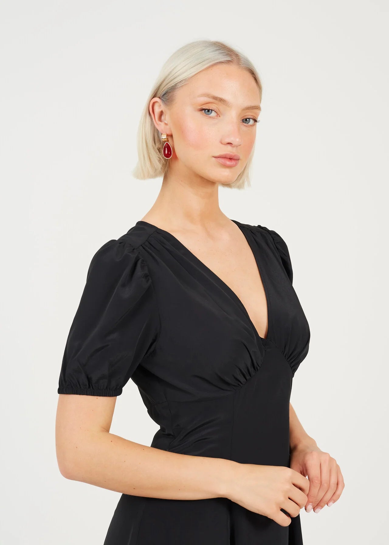 V-NECK SHORT SLEEVE MINI DRESS