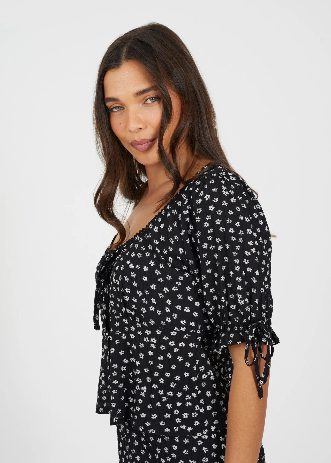 FLORAL TIE DETAIL TOP BLACK