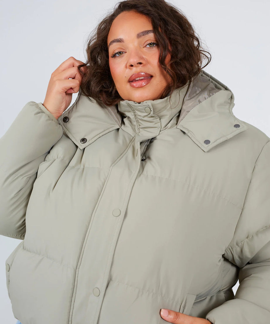 PLUS SIZE SAGE SHORT PADDED PUFFER JACKET
