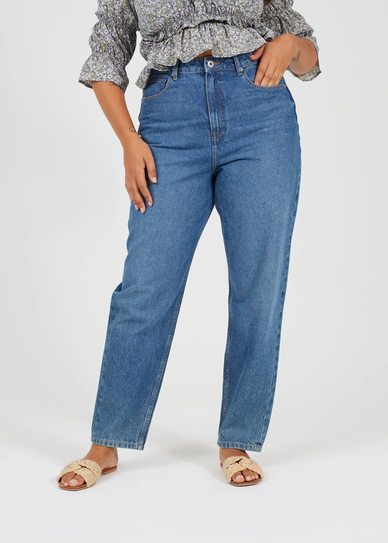 PLUS SIZE MID BLUE HIGH WAISTED MOM JEANS