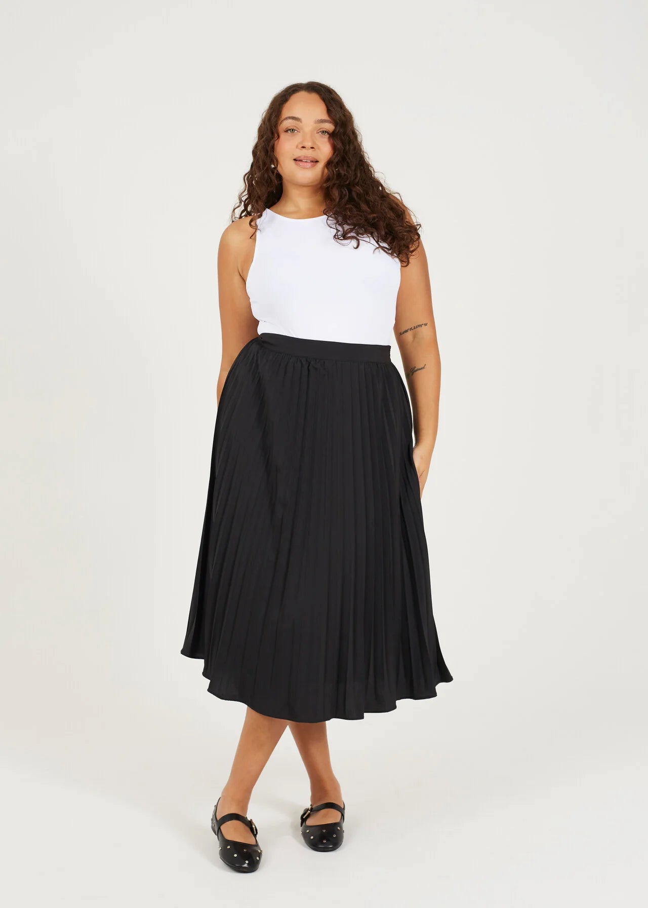 PLUS SIZE BLACK PLEATED MIDI SKIRT