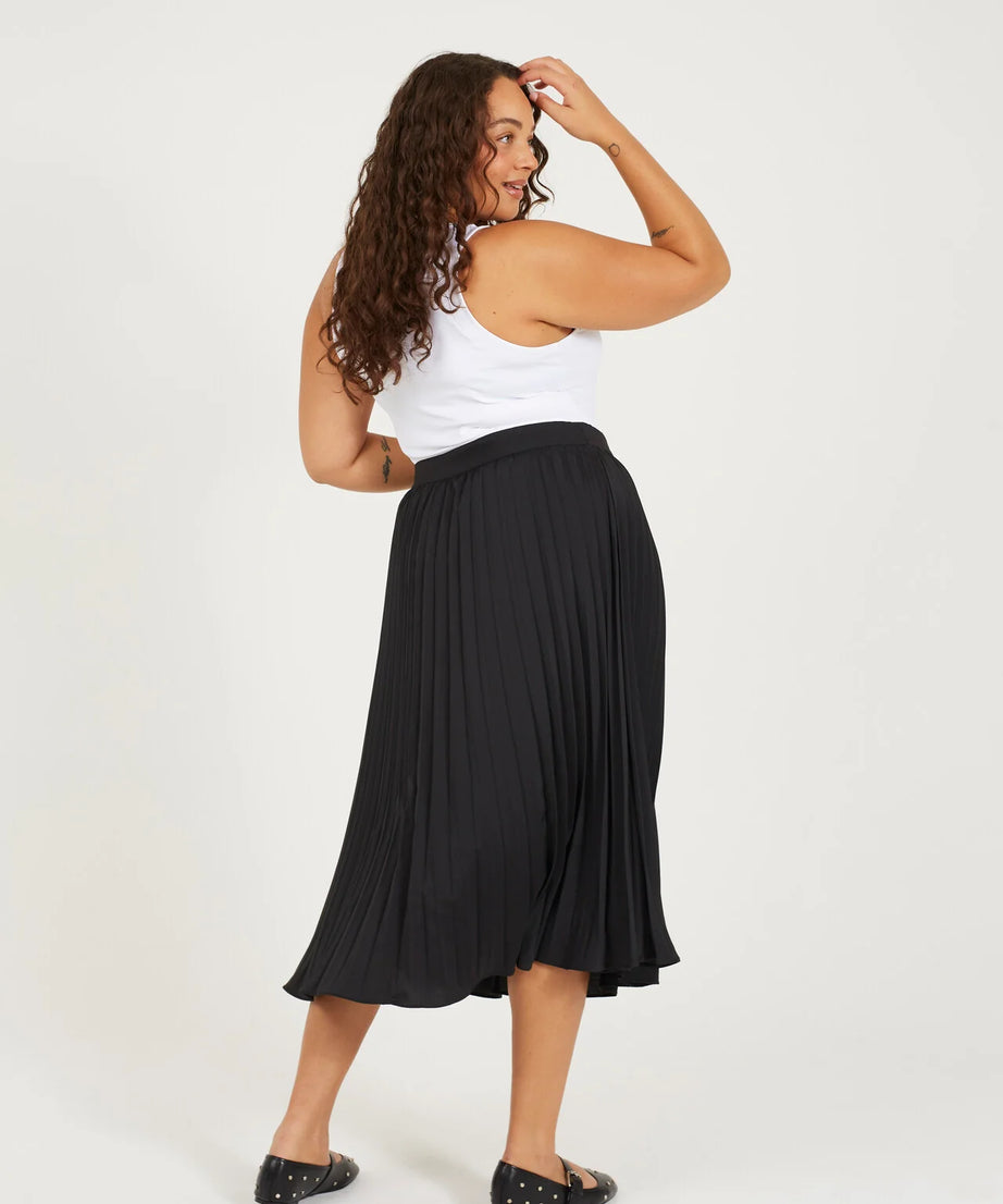 PLUS SIZE BLACK PLEATED MIDI SKIRT
